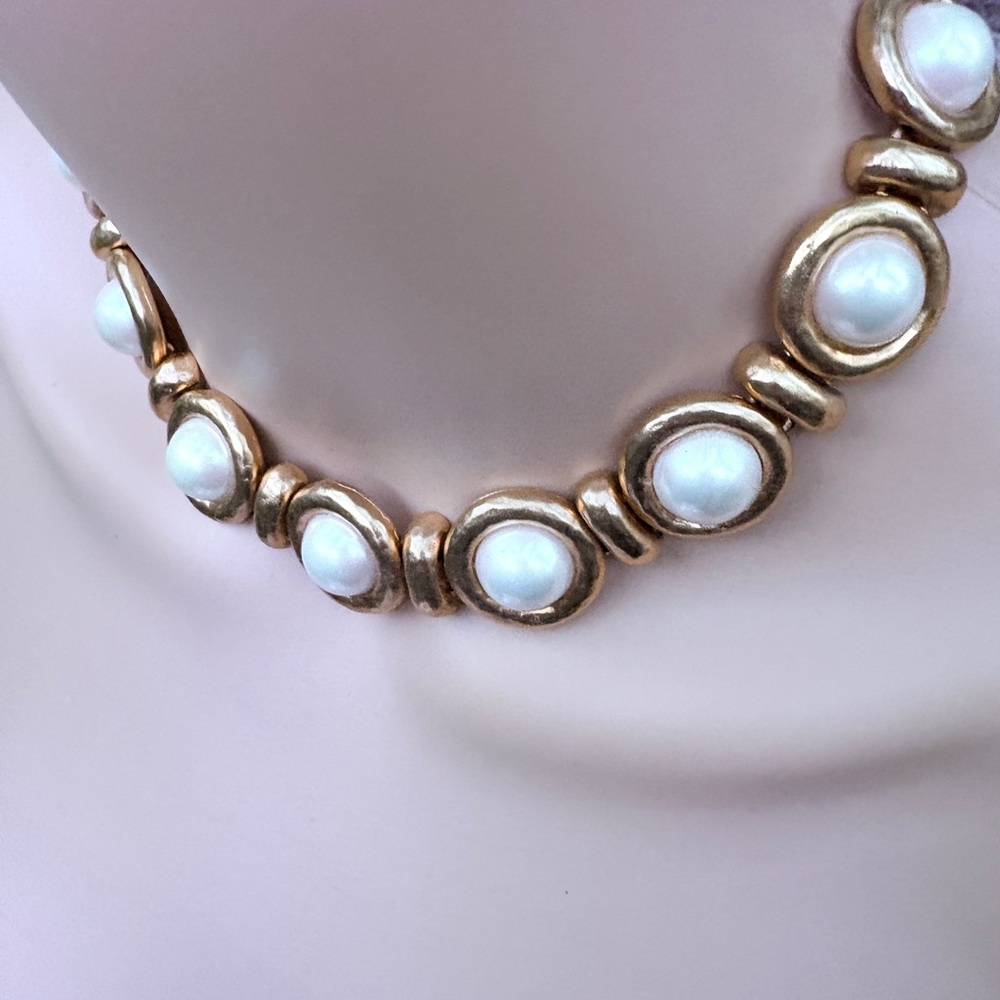 Monet 14k Gold plated set
White Mother Pearl collar Necklace & earrings EUC